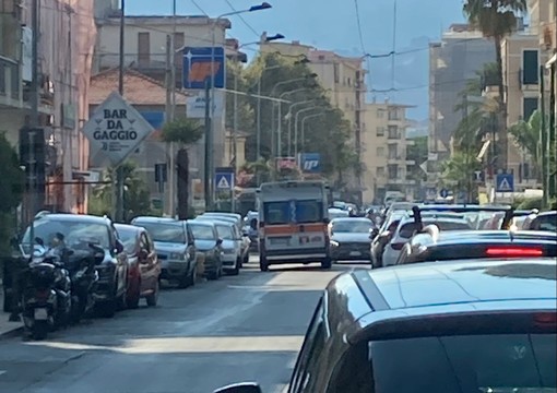 Bordighera: traffico in tilt nel pomeriggio per un'ambulanza parcheggiata in mezzo alla strada (Foto e Video) Bordighera: traffico in tilt nel pomeriggio per un'ambulanza parcheggiata in mezzo alla strada (Foto e Video)