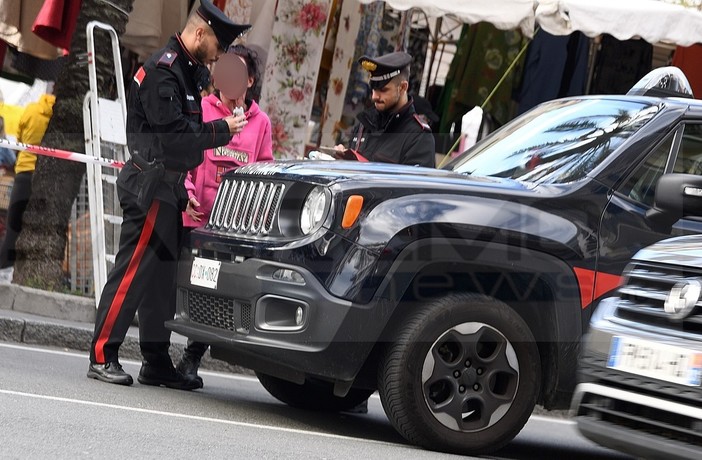 Sanremo: al mercato del sabato viene trovata con un pacchetto sospetto in borsa, fermata dai Carabinieri (Foto) Sanremo: al mercato del sabato viene trovata con un pacchetto sospetto in borsa, fermata dai Carabinieri (Foto)