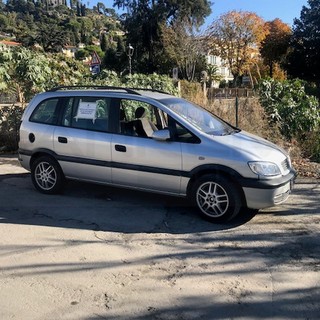 Bordighera: auto abbandonata da tempo sulla via Romana, senza targhe e probabilmente rubata (Foto) Bordighera: auto abbandonata da tempo sulla via Romana, senza targhe e probabilmente rubata (Foto)