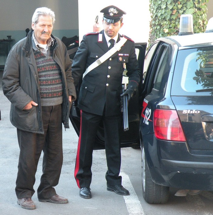 Vallecrosia: carabinieri arrestano 78enne, in casa aveva nascosto un fucile calibro 12 clandestino Vallecrosia: carabinieri arrestano 78enne, in casa aveva nascosto un fucile calibro 12 clandestino