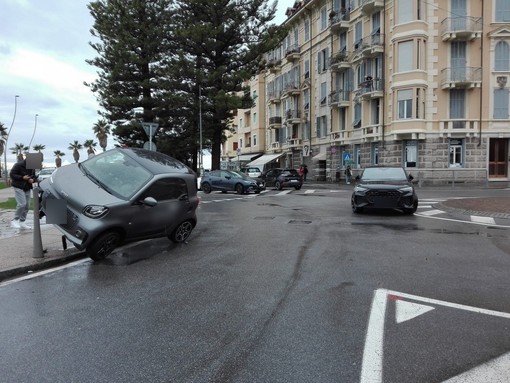 Sanremo: perde il controllo dell'auto e finisce contro un dissuasore in Pian di Nave (Forto)