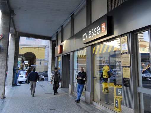 Imperia: due giovani rubano vestiti per 300 euro all'Oviesse, intervento degli inservienti e dei Carabinieri Imperia: due giovani rubano vestiti per 300 euro all'Oviesse, intervento degli inservienti e dei Carabinieri