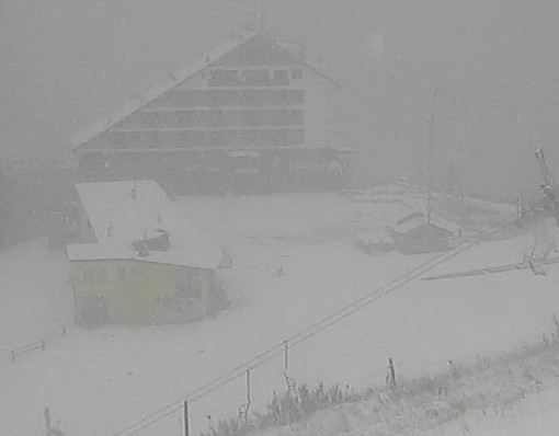 La nevicata ad Artesina, pochi minuti fa