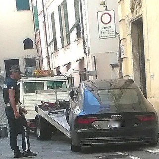 La rimozione dell'auto in piazza Nota La rimozione dell'auto in piazza Nota
