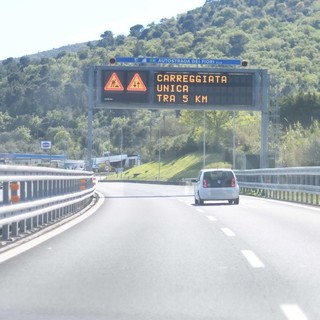 Migranti a piedi sull'autostrada tra Sanremo e Bordighera: transito regolare ma fenomeno in aumento Migranti a piedi sull'autostrada tra Sanremo e Bordighera: transito regolare ma fenomeno in aumento