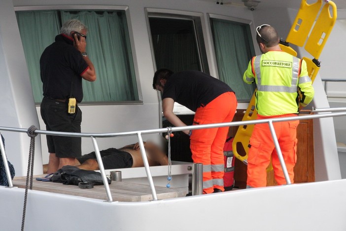 Sanremo: 42ennne cade da alcuni metri d'altezza mentre stava lavorando su una barca, è stato portato in elicottero al Santa Corona Sanremo: 42ennne cade da alcuni metri d'altezza mentre stava lavorando su una barca, è stato portato in elicottero al Santa Corona