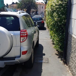 Sanremo: marciapiedi invasi dalle auto in via Panizzi, la lamentela di chi non riesce a transitare a piedi (Foto)