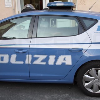 Sanremo: 51enne ubriaca e mezza nuda fermata a Bussana, insulta e scalcia gli agenti di Polizia