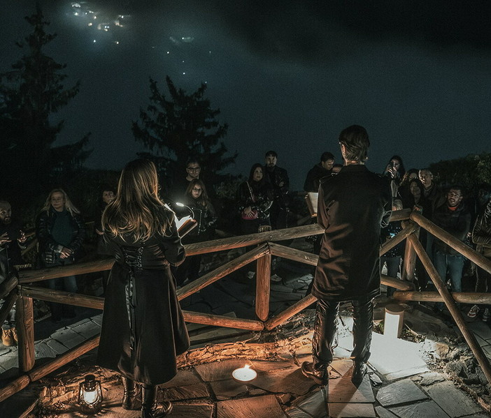Triora, riparte l’estate del Ghost Tour: tra Palazzo Capponi, processo alle streghe e leggende nel borgo