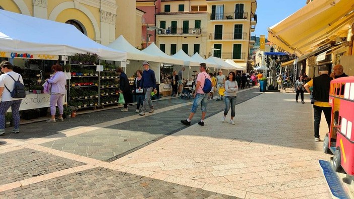 Aromatica accende il Golfo Dianese: 31 ristoranti, cocktail d’autore e vetrine in festa