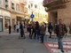 Sanremo: lo chef Alessandro Borghese impegnato in corso Matteotti per le riprese di '4 Ristoranti', per lui tanti fan (Foto)