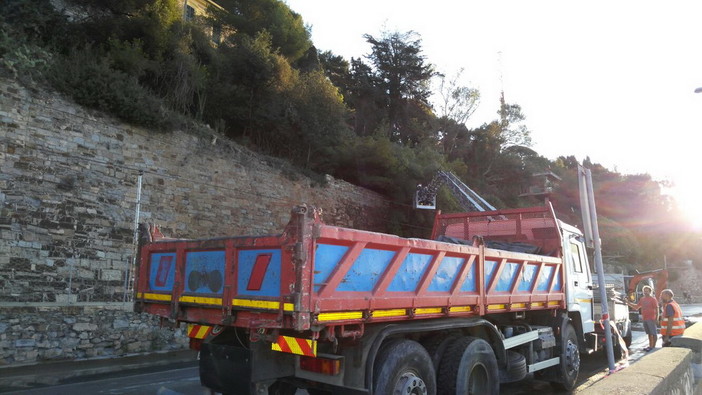 Imperia: rottura di un tubo e getto d'acqua contro un albero che finisce sulla ferrovia, treni bloccati tra Porto ed Oneglia (Foto) Imperia: rottura di un tubo e getto d'acqua contro un albero che finisce sulla ferrovia, treni bloccati tra Porto ed Oneglia (Foto)