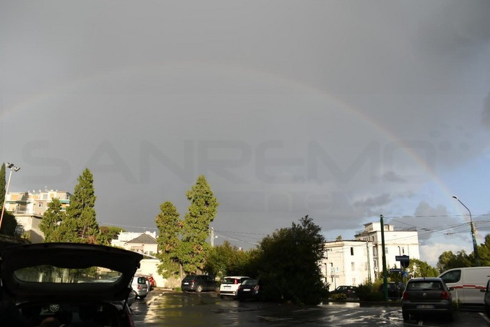 Maltempo: temporali e forti acquazzoni sulla nostra provincia, alla fine anche lo spettacolo dell'arcobaleno (Foto) Maltempo: temporali e forti acquazzoni sulla nostra provincia, alla fine anche lo spettacolo dell'arcobaleno (Foto)