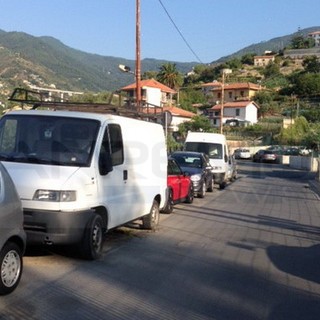 Sanremo: un'auto ed un furgone abbandonati in strada Borgo Tinasso, la mail di un nostro lettore Sanremo: un'auto ed un furgone abbandonati in strada Borgo Tinasso, la mail di un nostro lettore