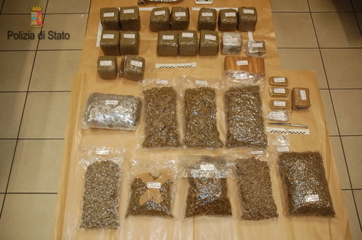 Riva Ligure: di giorno faceva il manovale e di notte lo spacciatore, la Polizia arresta un albanese di 30 anni Riva Ligure: di giorno faceva il manovale e di notte lo spacciatore, la Polizia arresta un albanese di 30 anni