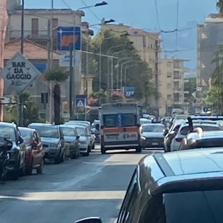 Bordighera: traffico in tilt nel pomeriggio per un'ambulanza parcheggiata in mezzo alla strada (Foto e Video) Bordighera: traffico in tilt nel pomeriggio per un'ambulanza parcheggiata in mezzo alla strada (Foto e Video)