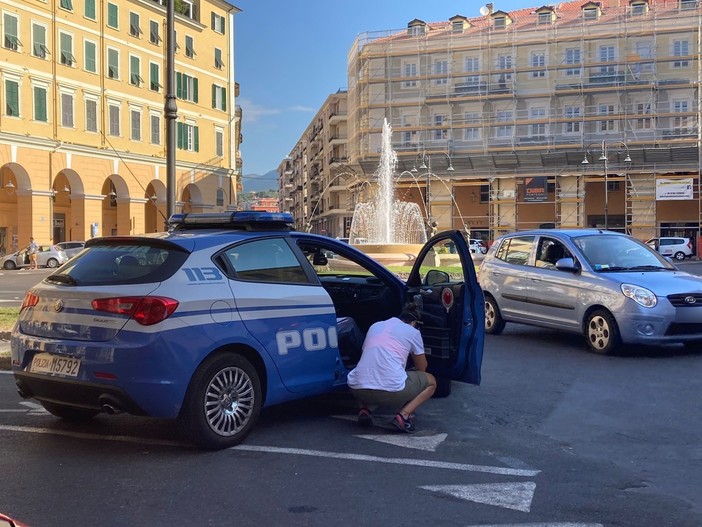 Imperia: 73enne prende via Berio contromano, i passanti lo bloccano ed evitano incidenti Imperia: 73enne prende via Berio contromano, i passanti lo bloccano ed evitano incidenti