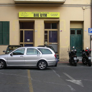 Ventimiglia: parcheggi ciclomotori sempre occupati dalle auto in piazza XX Settembre