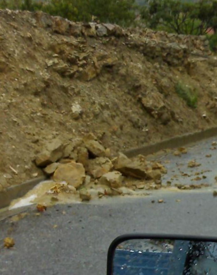 Ventimiglia: massi sulla strada in località Varase, stamani intervento dei Vigili del Fuoco