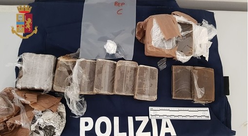 Sanremo: pregiudicato arrestato dalla Polizia alla Pigna, aveva a casa 2 kg di hashish e cocaina
