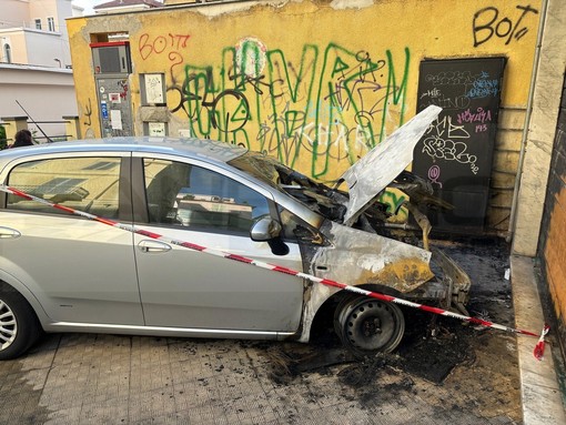 Sanremo: auto a fuoco ieri sera in via Volturno, intervento dei Pompieri e indagini in atto (Foto)
