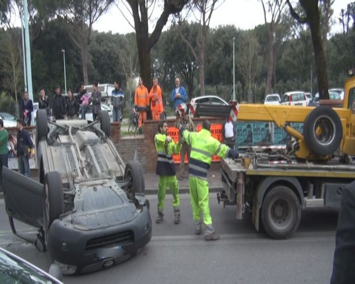 Ventimiglia: si capotta con il Suv in corso Toscanini, 40enne esce senza ferite dall'auto Ventimiglia: si capotta con il Suv in corso Toscanini, 40enne esce senza ferite dall'auto