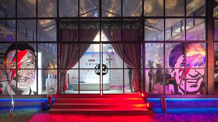 Sanremo 2023: i cantanti intervistati dalle RadioMediaset e le caleidoscopiche opere artistiche di Filippo Bragatt