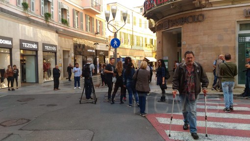 Sanremo: lo chef Alessandro Borghese impegnato in corso Matteotti per le riprese di '4 Ristoranti', per lui tanti fan (Foto)