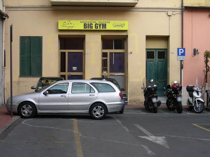 Ventimiglia: parcheggi ciclomotori sempre occupati dalle auto in piazza XX Settembre Ventimiglia: parcheggi ciclomotori sempre occupati dalle auto in piazza XX Settembre