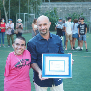 Vincenzo Stragapede, Presidente AIAC Imperia, premia Nicholas Deplano