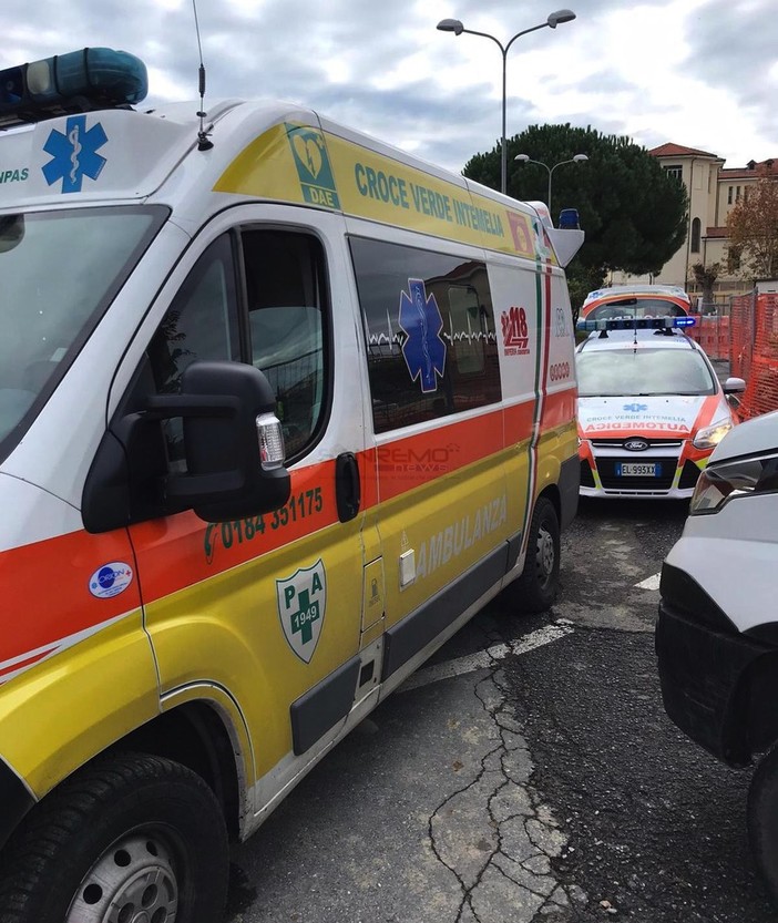 Ventimiglia: donna di 35 anni cade dallo scooter in via Asse, trasportata in codice giallo in ospedale Ventimiglia: donna di 35 anni cade dallo scooter in via Asse, trasportata in codice giallo in ospedale