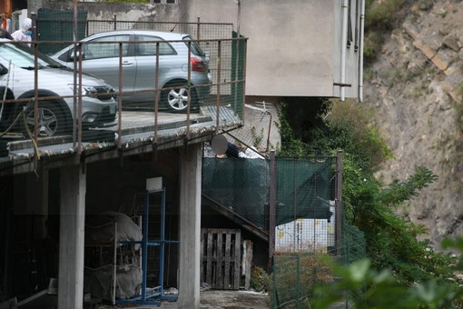 Sanremo: 70enne vive in un anfratto in condizioni igienico-sanitarie pessime, intervento di Carabinieri, Vvf e Croce Rossa (Foto)