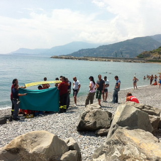 Commerciante abusivo spaventato tenta la fuga in mare: muore annegato giovane senegalese