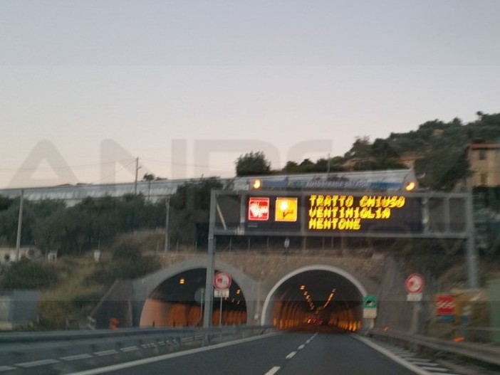 Il cartello sulla A10