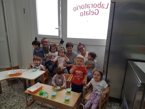 Taggia: i bambini dell'asilo nido 'Le bollicine' in visita al 'Laboratorio del Gelato' (Foto)