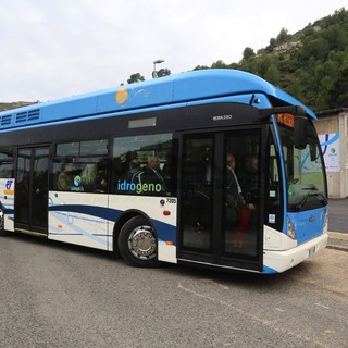 A inizio dicembre due vetture bloccate in strada: dopo un avvio disastroso ora gli autobus all'idrogeno stanno funzionando regolarmente A inizio dicembre due vetture bloccate in strada: dopo un avvio disastroso ora gli autobus all'idrogeno stanno funzionando regolarmente
