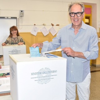 Sanremo: aperti alle 15 i seggi, ultimo voto da sindaco per Alberto Biancheri in coda in via Panizzi (Foto) Sanremo: aperti alle 15 i seggi, ultimo voto da sindaco per Alberto Biancheri in coda in via Panizzi (Foto)