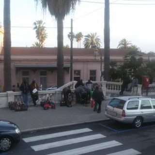 Venditori abusivi di fronte al Casinò di Sanremo: il Comune replica "La foto non era di sabato scorso!"