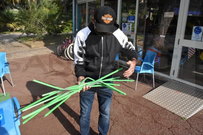 Sanremo: atti vandalici stanotte ai danni del parco giochi al Sud-Est, danneggiata anche una panchina (Foto) Sanremo: atti vandalici stanotte ai danni del parco giochi al Sud-Est, danneggiata anche una panchina (Foto)