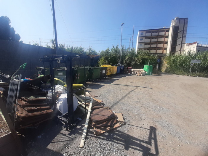 Vallecrosia: i soliti vandali maleducati, parcheggio Goso invaso da rifiuti ingombranti (Foto) Vallecrosia: i soliti vandali maleducati, parcheggio Goso invaso da rifiuti ingombranti (Foto)