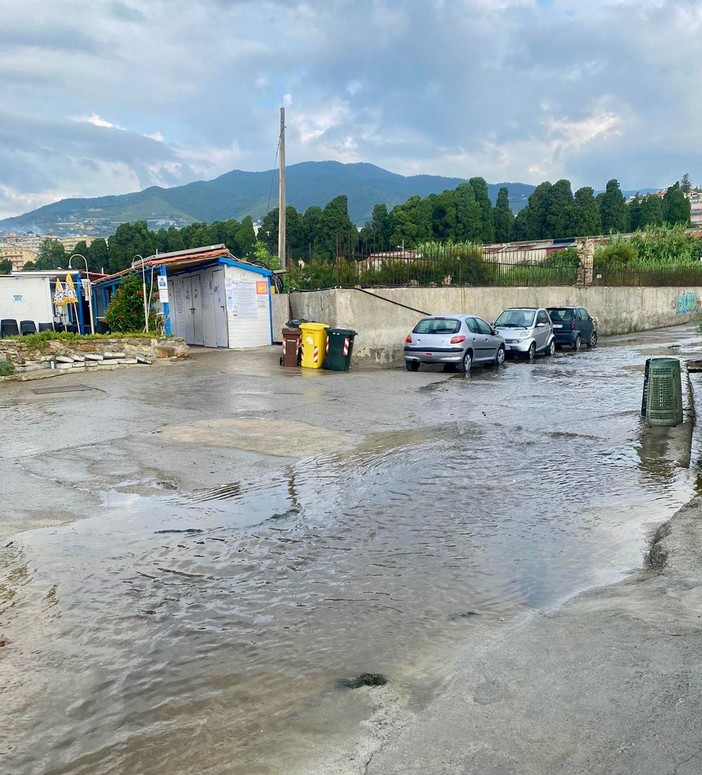 La strada allagata all'ingresso delle spiagge alla Foce La strada allagata all'ingresso delle spiagge alla Foce