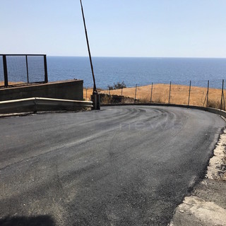 Il nuovo asfalto della strada per l'eliporto Il nuovo asfalto della strada per l'eliporto