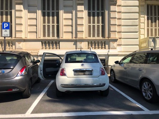 Sanremo: auto rigata di proposito proprio sotto il Comune durante il fine settimana (Foto) Sanremo: auto rigata di proposito proprio sotto il Comune durante il fine settimana (Foto)