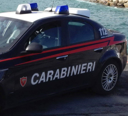 Sanremo: extracomunitari armati di coltello avevano occupato un'abitazione da alcuni giorni, i Carabinieri li hanno arrestati Sanremo: extracomunitari armati di coltello avevano occupato un'abitazione da alcuni giorni, i Carabinieri li hanno arrestati