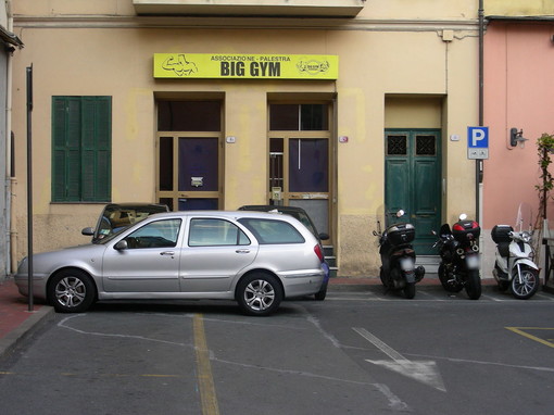 Ventimiglia: parcheggi ciclomotori sempre occupati dalle auto in piazza XX Settembre