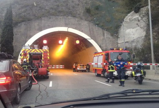 Incidente stanotte sulla A8 Escota dopo Nizza: autostrada bloccata fino alle 4, ora si scorre
