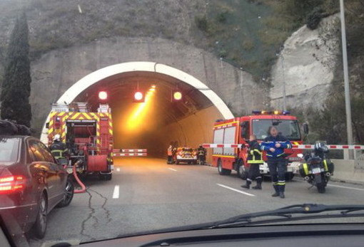 Camion a fuoco a Mentone sulla A8 Escotà: dopo la messa in sicurezza autostrada riaperta alle 22