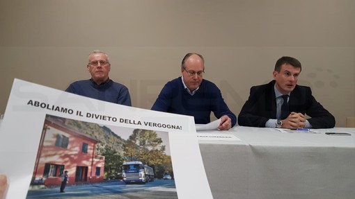 "Aboliamo il divieto della vergogna": venerdì 28 dicembre l’operazione dei ‘Tir lumaca’ in Val Roya, si parte da Trucco (Video) "Aboliamo il divieto della vergogna": venerdì 28 dicembre l’operazione dei ‘Tir lumaca’ in Val Roya, si parte da Trucco (Video)