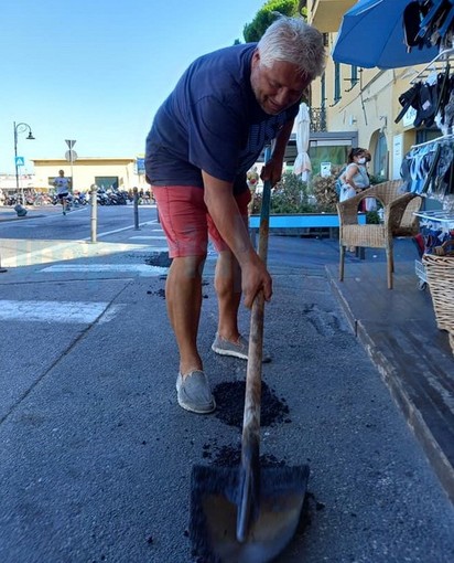 Imperia: buche nell'asfalto alla Marina di Porto Maurizio, l'Assessore Gagliano prende pala e bitume e le copre (Foto) Imperia: buche nell'asfalto alla Marina di Porto Maurizio, l'Assessore Gagliano prende pala e bitume e le copre (Foto)