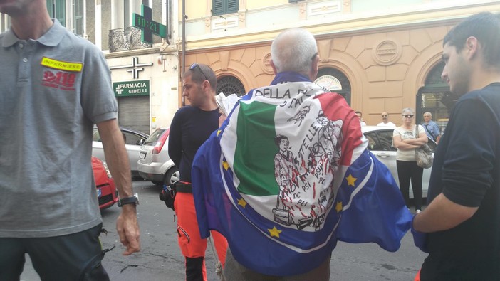Imperia: dà di matto in via Belgrano urlando contro le istituzioni. Anziano allontanato dalle forze dell'ordine